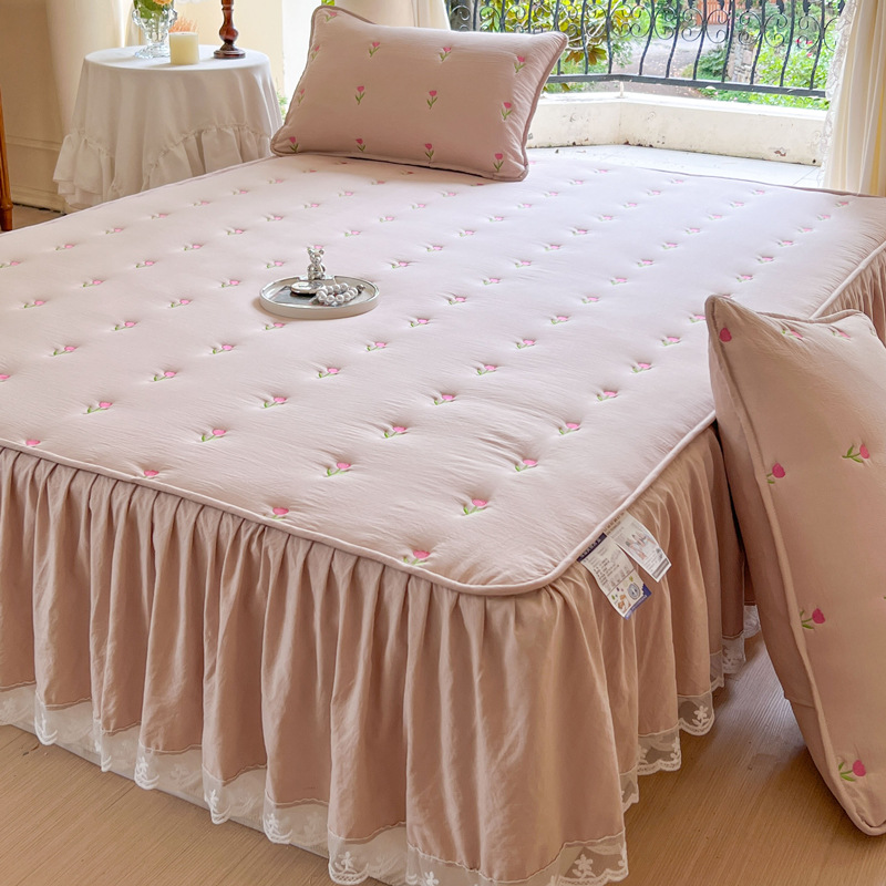 Embroidery Quilt Cover - Verdicktes, gestepptes Bettrock-Set aus Baumwolle mit