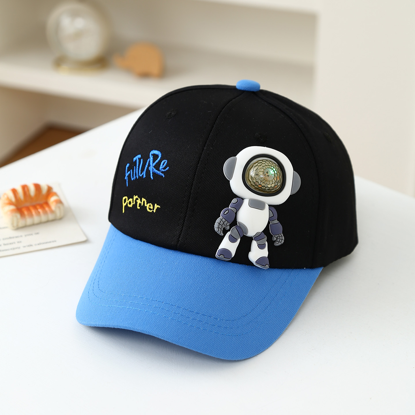 Embroidery Cap - Weiche Gummi-Roboter-Puppe für Kinder mit 'Future
