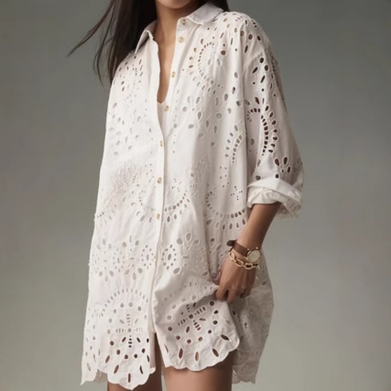 Embroidery Eyelet - Damen-Hemdkleid mit einfarbiger Ösen-Stickerei, Reverskragen, halbe